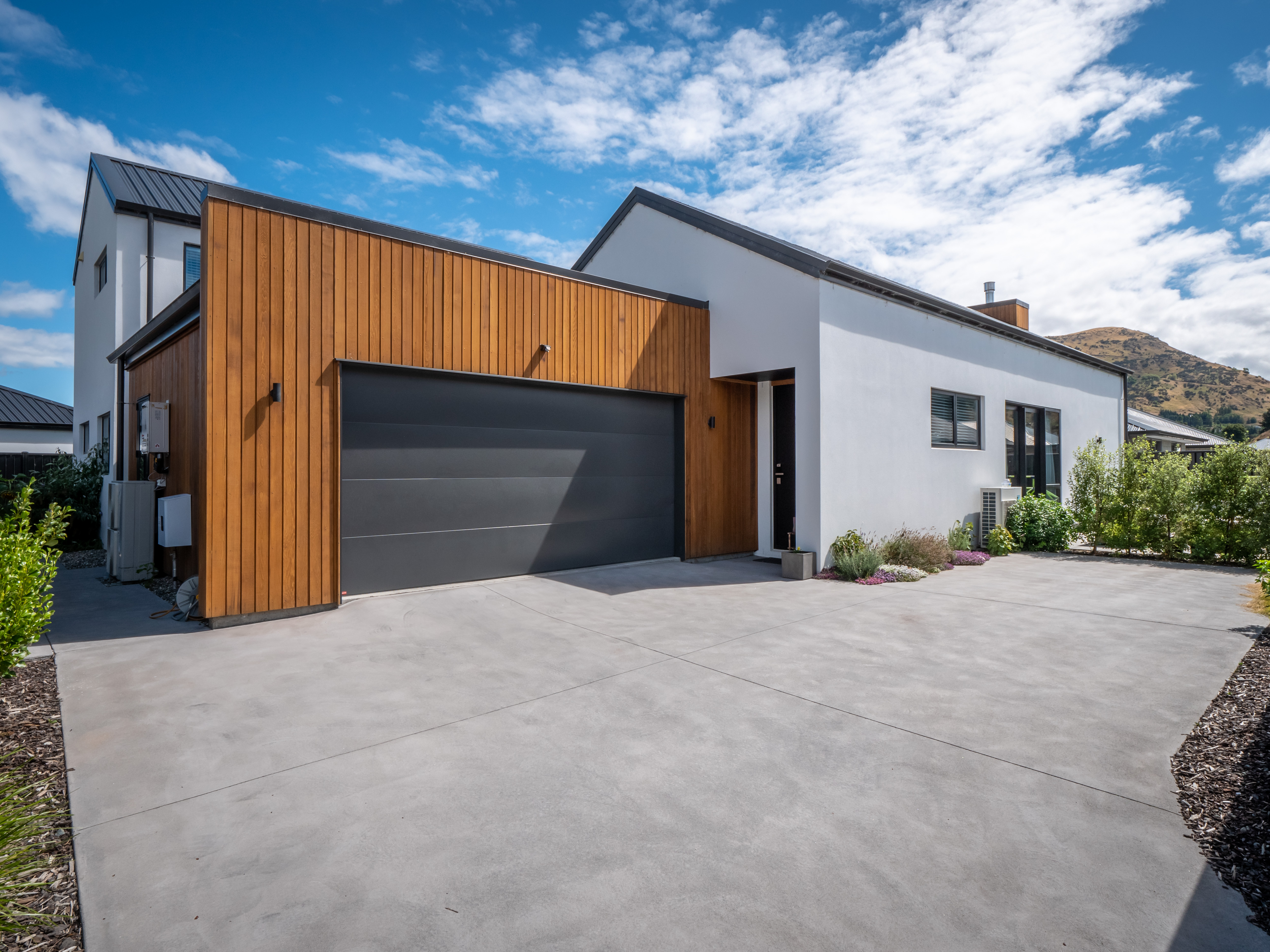 Modern house, wooden garage | Classic Builders